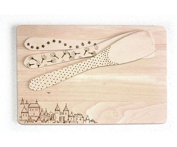 Chopping board and utensils which have been decorated with fire-writing