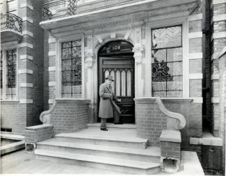 Cecil Thomas entering Dora House, Old Brompton Road c 1950s