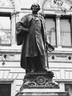 Sir Thomas Brock sculpture
