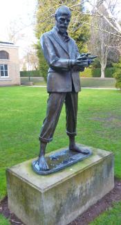 Diana Thomson's sculpture DH Lawrence at the University of Nottingham 