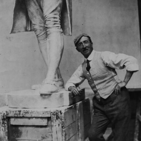Alfred Drury with his statue of Joshua Reynolds in 1928 (c) Jolyon Drury
