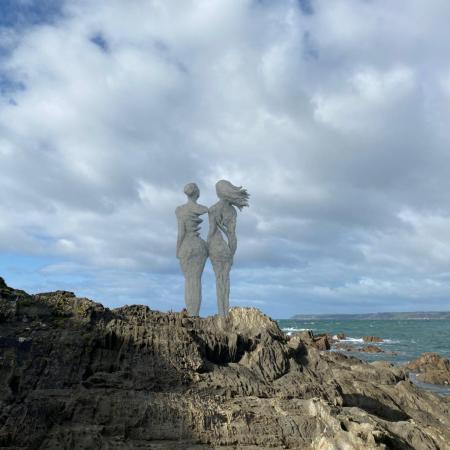 Simulation of a large sculpture with two figures over a cliff